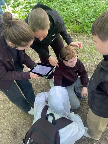 Jugendliche mit mobilen EEG-Kopfbändern