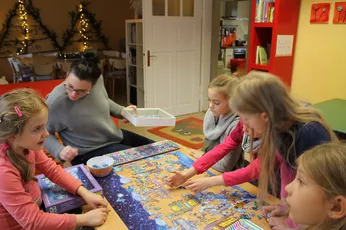 Betreuer und Kinder beim Spielen im TUM Kinderhort Freising