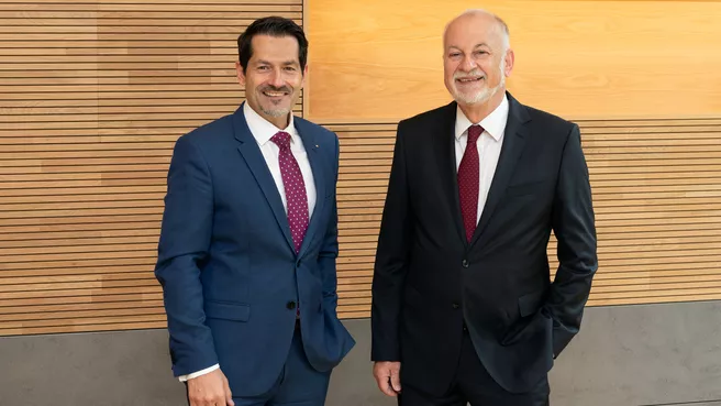 TUM-Präsident Prof. Thomas F. Hofmann (links) und Stiftungsratsvorsitzender der Else Kröner-Fresenius-Stiftung Dr. Dieter Schenk