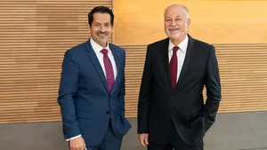 TUM-Präsident Prof. Thomas F. Hofmann (links) und Stiftungsratsvorsitzender der Else Kröner-Fresenius-Stiftung Dr. Dieter Schenk