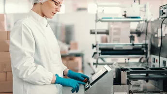 Forschungsbereich Lebensmittelverfahrenstechnik, Wissenschaftlerin im Labor