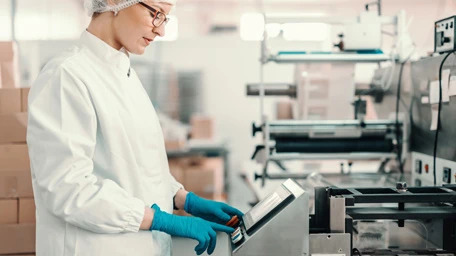 Forschungsbereich Lebensmittelverfahrenstechnik, Wissenschaftlerin im Labor