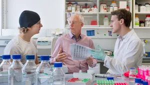 Prof. Küster mit zwei Wissenschaftlern im Labor