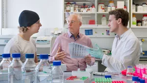  Prof. Küster and two scientists from the chair in the lab 
