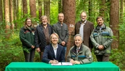 group picture in the forest with Prof. Peters and Dr. Pröbstle