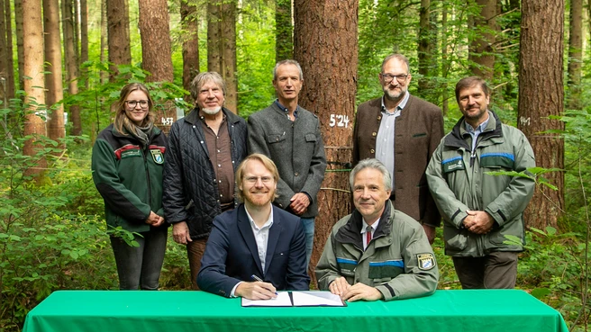 group picture in the forest with Prof. Peters and Dr. Pröbstle