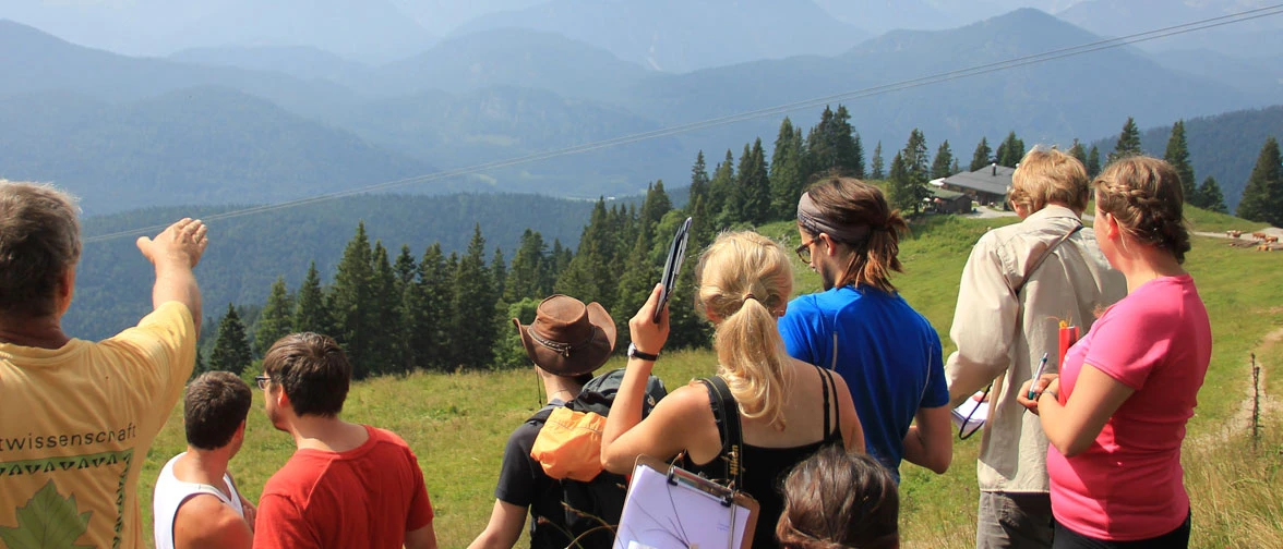 Studierende der Landschaftsarchitektur und Landschaftsplanung auf einer Exkursion Studierende der Landschaftsarchitektur und Landschaftsplanung auf einer Exkursion