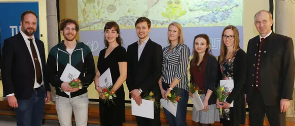 Die besten Masterarbeiten im Studienjahr 2018/19: auf dem Bild (v. l.n.r.) Oberbürgermeister Tobias Eschenbacher mit den Preisträgern Markus Bauer, Kristina Witzgall, Josef Ranner, Lena Dworschak, Kim Wagner, Samira Dietze sowie mit Dekan Prof. Thomas Becker. (Bild: Peter Bungartz)