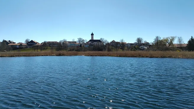 Blick vom See auf Iffeldorf - Ort mit Limnologischer Station