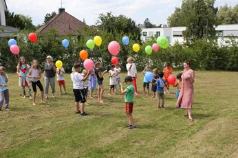 Spielende Kinder im Garten des TUM Kinderhorts Freising