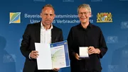 Bayerns Umweltminister Thorsten Glauber und Prof. Dr. Chris-Carolin Schön der TUM