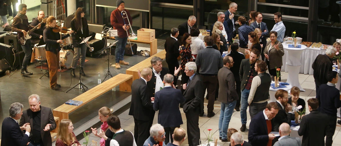 TUM Studierende und Mitarbeitende bei einer Versammlung der Alumni Verbände