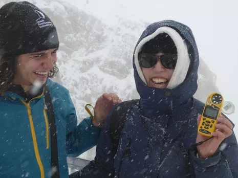 Studenten auf Exkursion in winterlichen Verhältnissen