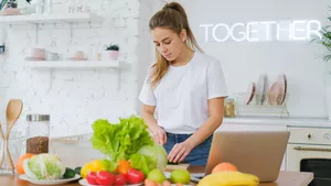 Studierende beim Schneiden von Gemüse für den ersten Freisinger Ernährungsdialog