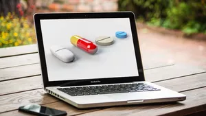 Laptop mit stilisierten Pillen als Beispielbild für das Projekt