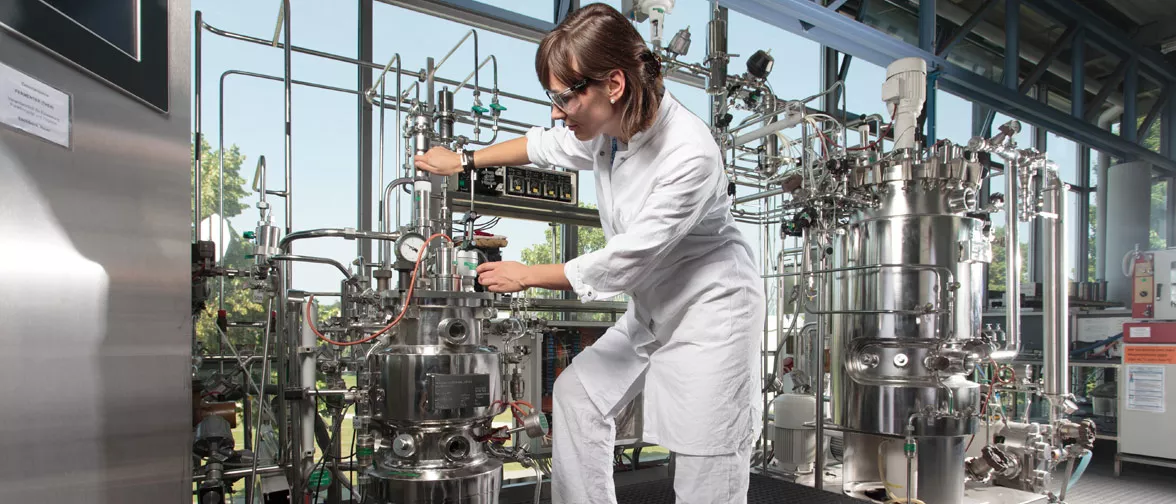 Studentin des Bachelor Pharmazeutische Bioprozesstechnik bei einem Labor-Versuch in Weihenstephan. Studentin der Pharmazeutischen Bioprozesstechnik im Technikum