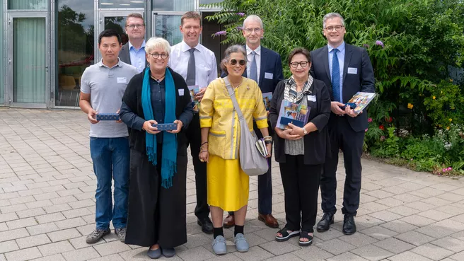 Gruppenfoto mit der Prinzessin von Thailand und TUM Korrespondenten