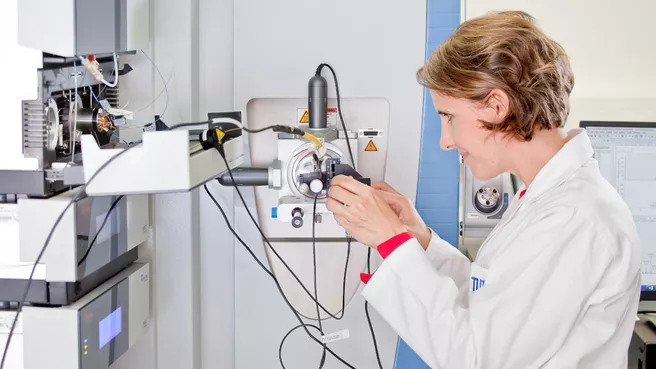 Dr. Christina Ludwig in front of the mass spectrometers