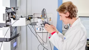 Dr. Christina Ludwig vor den Massenspektrometern