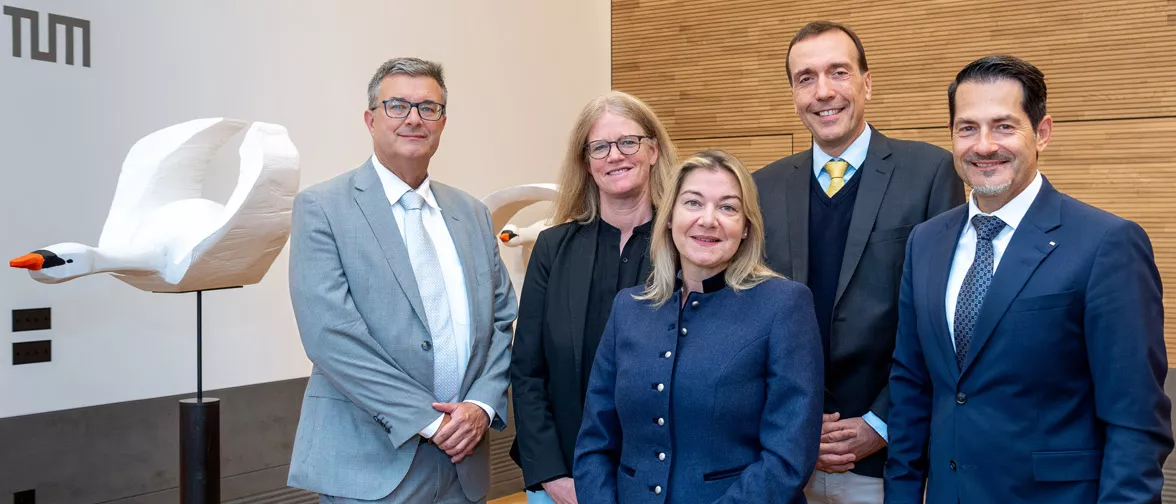 Appointment of the new honorary professors by the President of TUM (from left to right: Gregor Vollkommer, Lilian Busse, Martina Gastl, Peter Eisner and TUM President Thomas Hofmann).