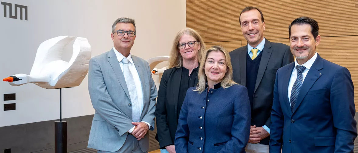 Ernennung der neuen Honorarprofessorinnen und -professoren durch den Präsidenten der TUM (v.l.n.r: Gregor Vollkommer, Lilian Busse, Martina Gastl, Peter Eisner und TUM Präsident Thomas Hofmann).