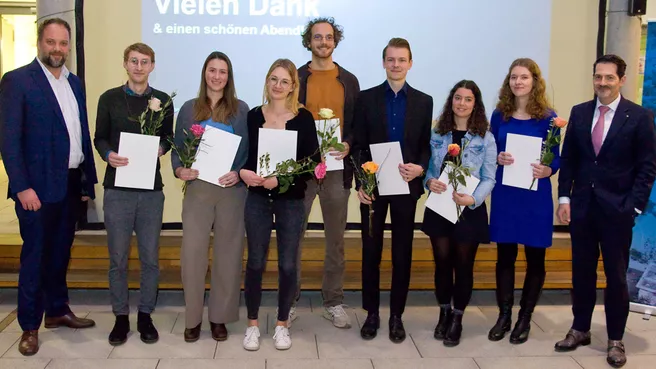 Oberbürgermeister mit den Preisträgern für die besten Masterarbeiten