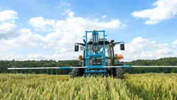 Bewässerung eines Feldes durch Traktor