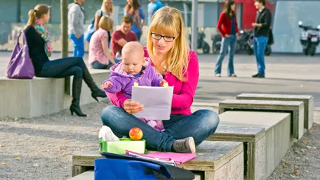 Studentin mit Kind