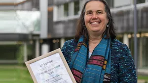 Professorin Annette Menzel, TUM, mit der Urkunde zum Preis der Guten Lehre 2020