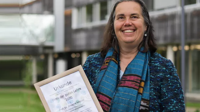 Professorin Annette Menzel, TUM, mit der Urkunde zum Preis der Guten Lehre 2020