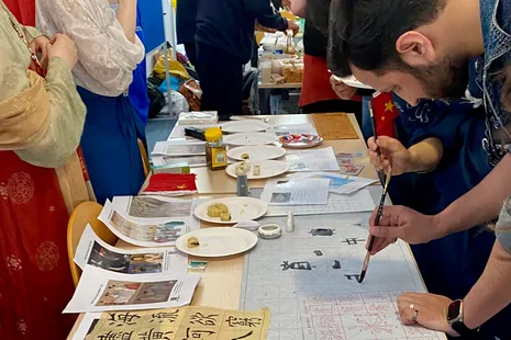Mit chinesischen Studierenden das Alphabet üben.