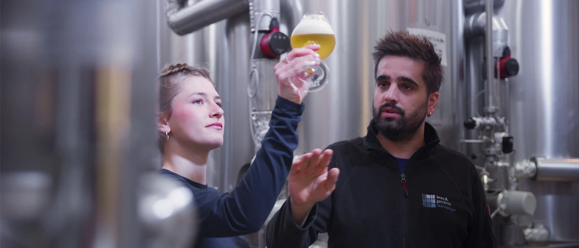 Studierende des Bachelors Brauwesen und Getränketechnologie in der Versuchsbrauerei Weihenstephan