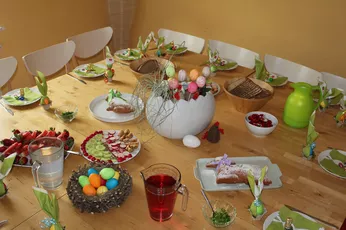 Osterlich gedeckter Tisch im TUM Kinderhort Freising