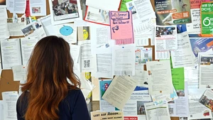 Studentin bei Wohnungssuche in Weihenstephan