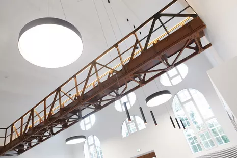 Learning in a historical ambience: The footbridge is left over from the old research brewery and has been lovingly restored.