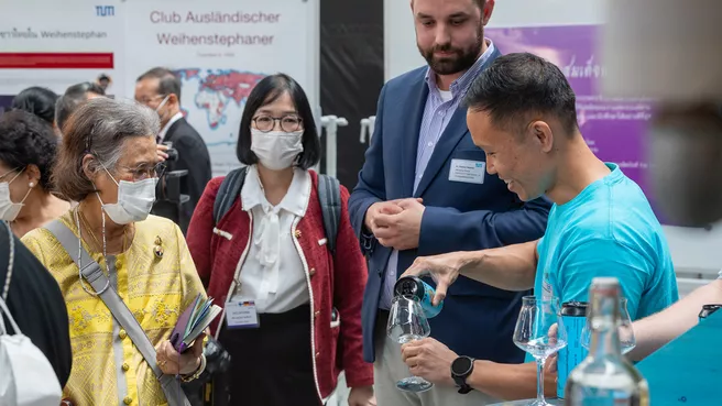 Prinzessin von Thailand bei der Verkostung eines nicht alkoholischen Getränkes aus schwarzem Thai-Reis