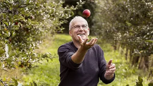 Prof. Wilfried Schwab auf einer Apfelplantage 