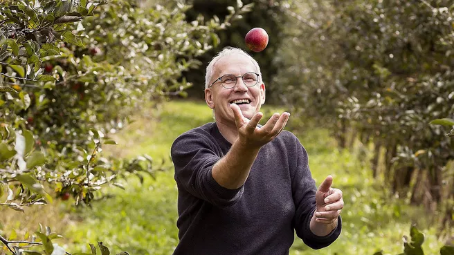 Prof. Wilfried Schwab auf einer Apfelplantage 