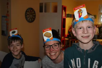 Betreuer und Kinder beim Spielen im TUM Kinderhort Freising
