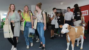 Studierende der TUM und der HSWT informierten sich bei den 50 Unternehmen