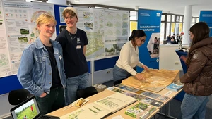 Studierende am Infostand der Landschaft
