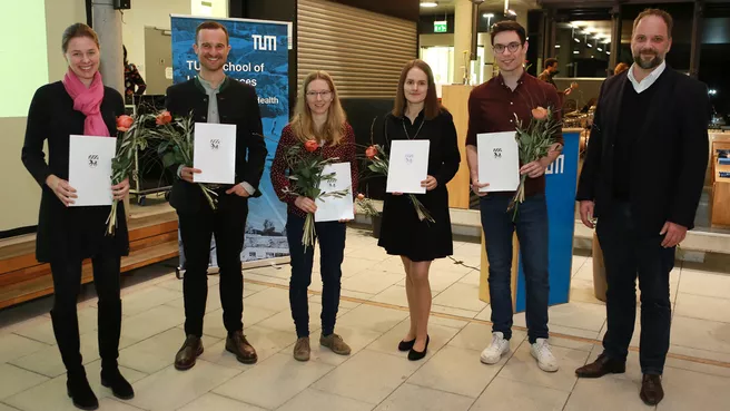 Gruppenfoto der sechs Absolventen mit den besten Masterarbeiten mit dem Freisinger Oberbürgermeister 