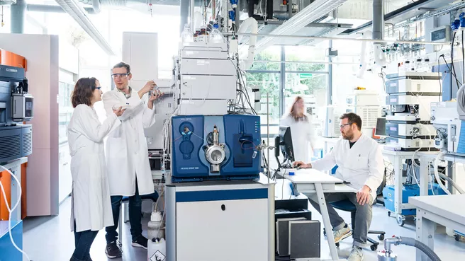 Forschungsteam bei massenspektronomischen Analysen