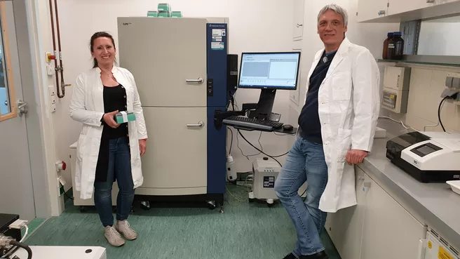 Tatjana Lang  und Dr. habil. Maik Behrens im Labor