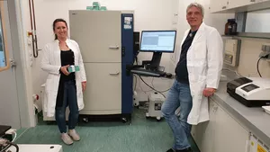 Tatjana Lang and Dr. habil. Maik Behrens in the laboratory