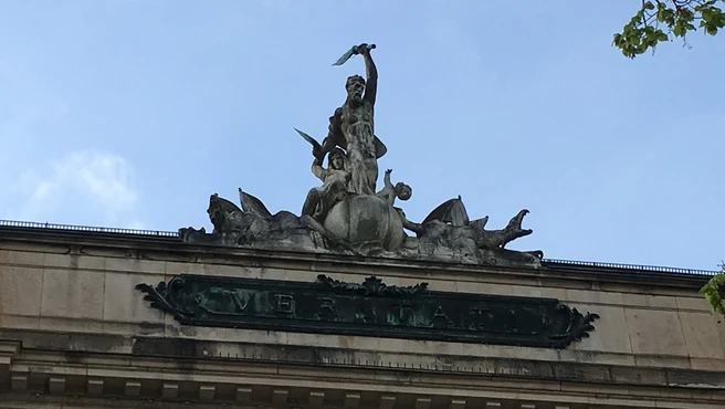 Fassade der Uni Würzburg – der Wahrheit gewidmet