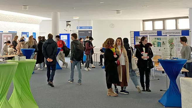 Besucher:innen am TUM Open Campus Freising