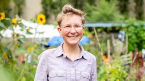Porträt von Porf. Monika Egerer im Grünen