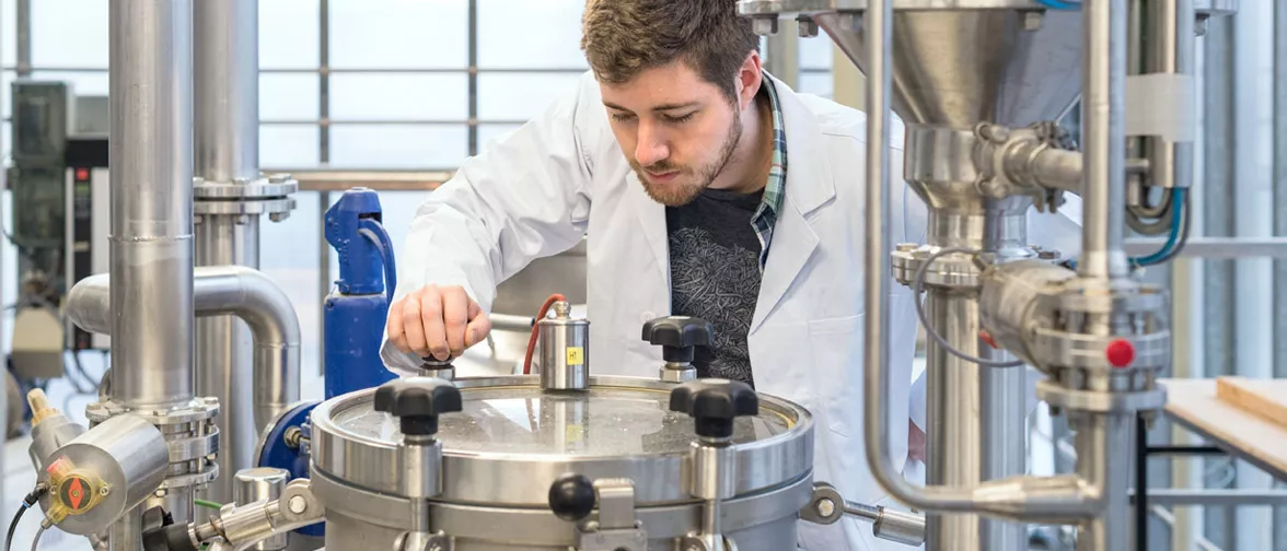 Diplombraumeister at a bottling line in the Weihenstephan research brewery.