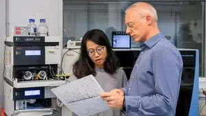 Prof. Bernhard Küster and his team work, among other methods, with a mass spectrometer. 